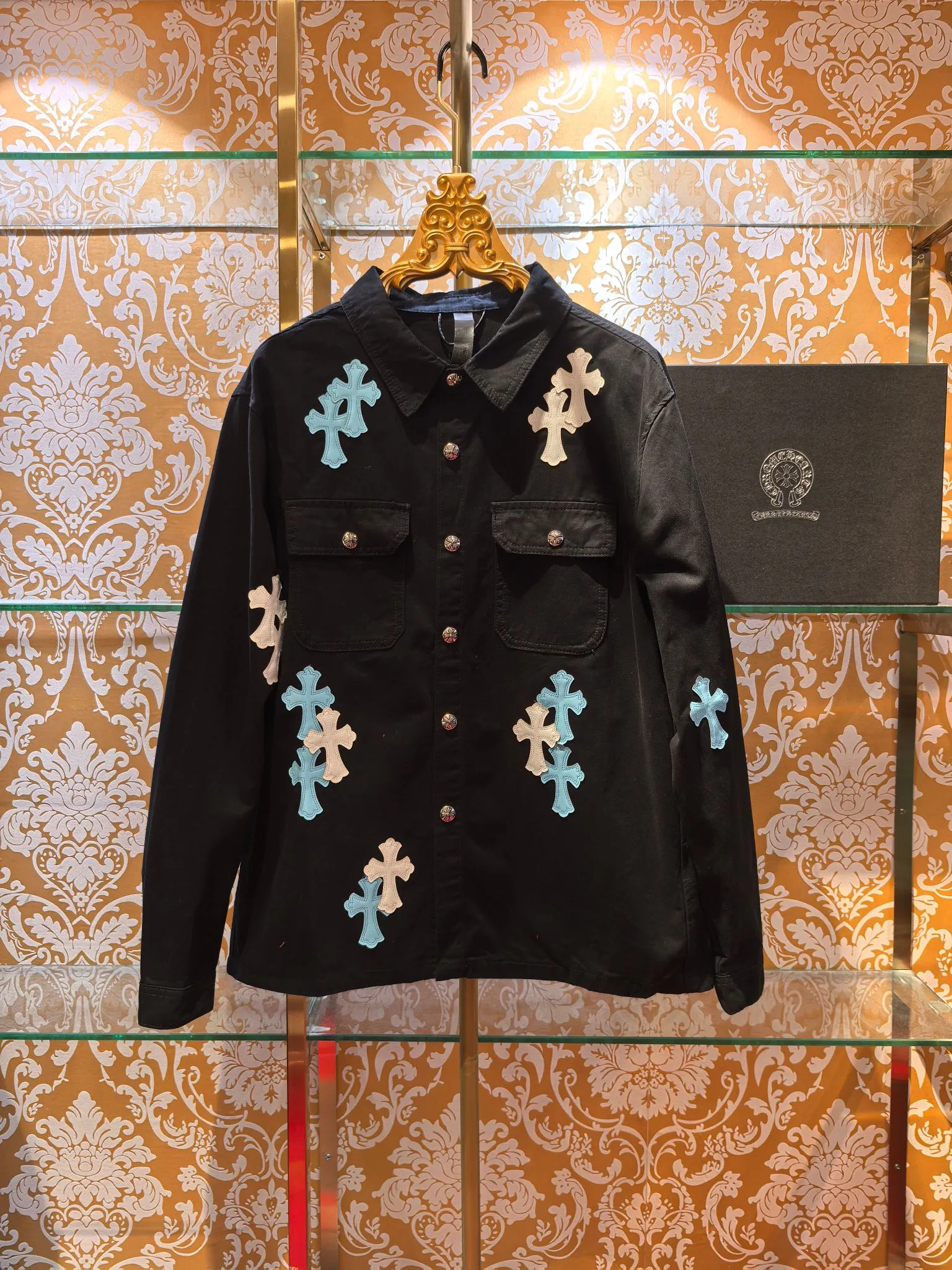 P480 Chrome Hearts advanced custom model, Chrome Hearts patchwork leather denim jacket, twill denim custom fabric, cross patchwork leather is all imitation lambskin, all dyed to completely restore no color difference, the inner leather label is first-layer calfskin, all hardware is 925 silver plated, it is the highest version, you get what you pay for, the same size for men and women, size S M L XL.